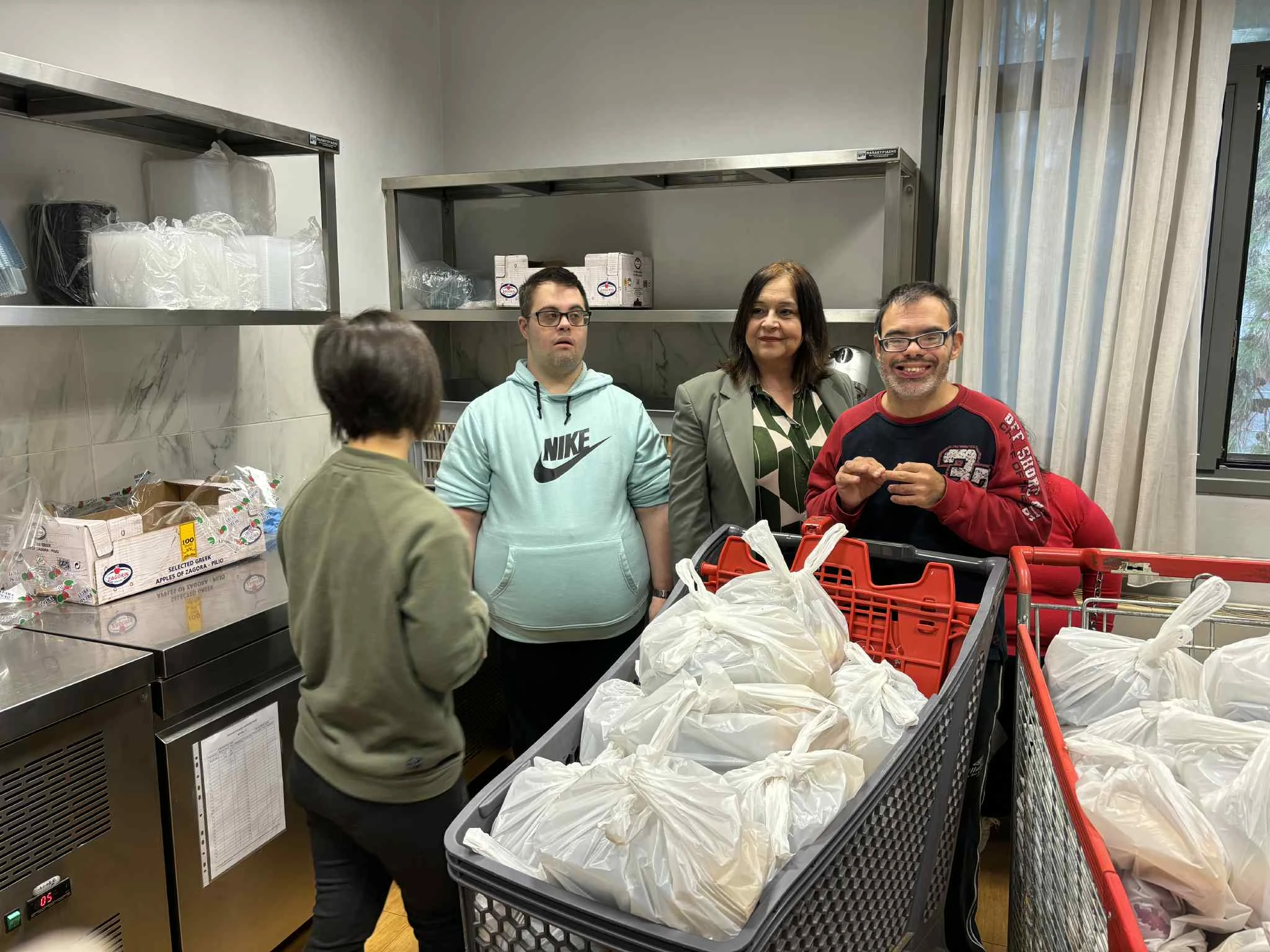          Η δήμαρχος Καλαμαριάς με μία ομάδα του&nbsp;Πανελλήνιου Σ﻿υλλόγου&nbsp;Συνδρόμου Down     