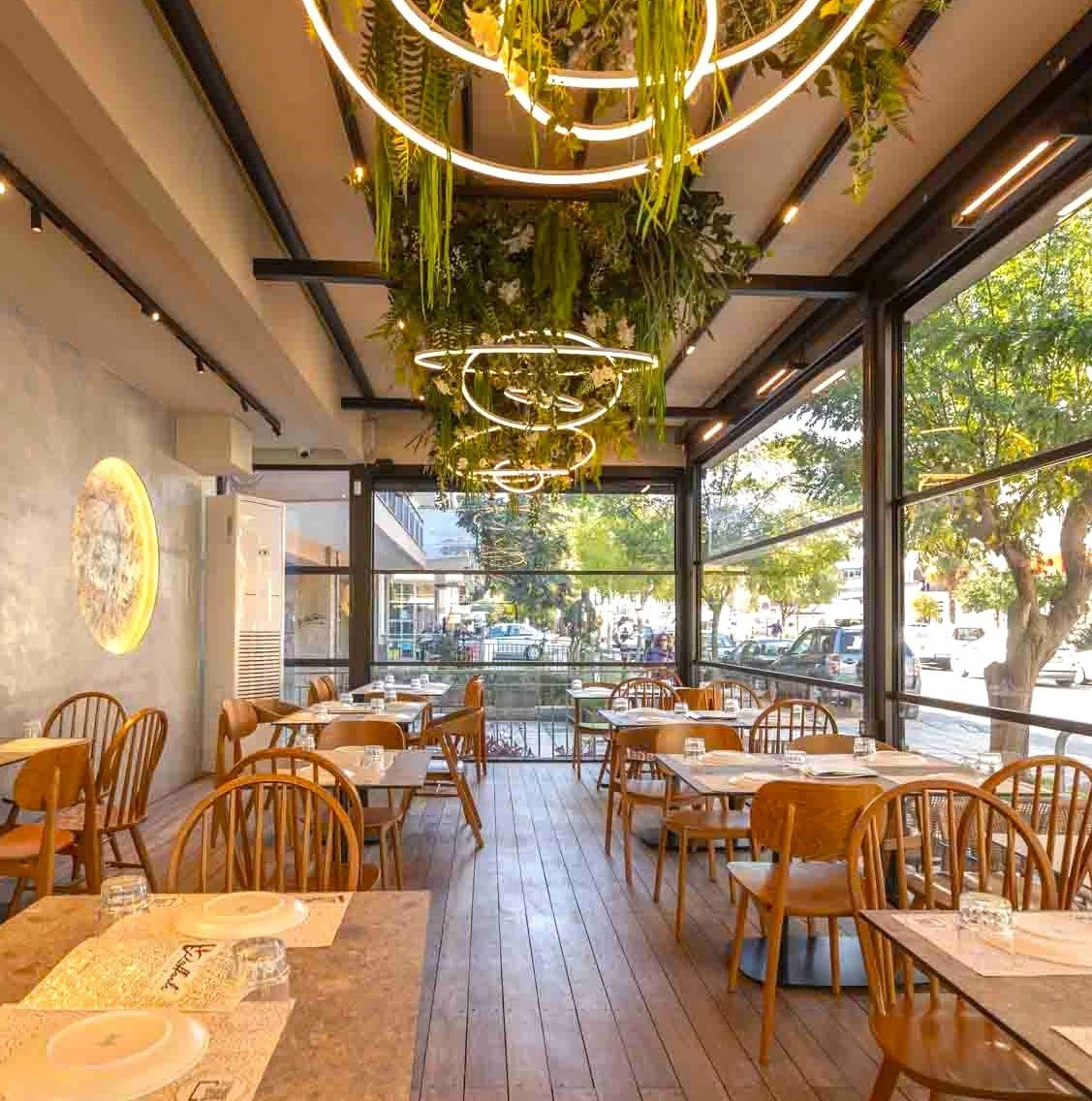 <i>Η “Raffaele Pizza and Pasta” της Καλαμαριάς, ένας χώρος φωτεινός, που – μετά από συνεννόηση – προσφέρεται και για τη διοργάνωση συναντήσεων κι εκδηλώσεων.</i>
