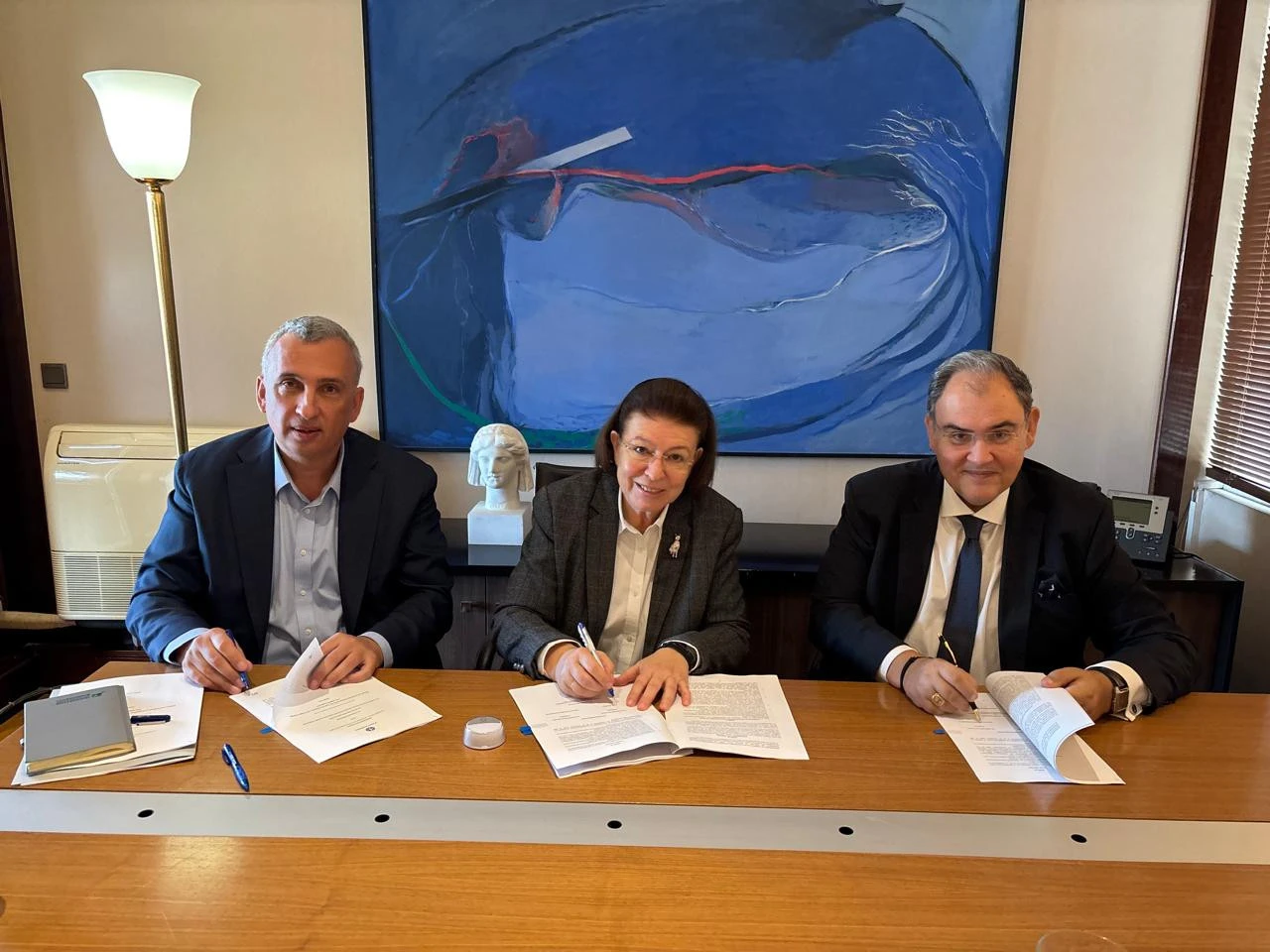 i-lina-mendoni-me-ton-proedro-oy-ethnikou-idrymatos-erefnon-dimostheni-sarighianni-kai-ton-proedro-toy-ds-kai-diefthinti-ethnikou-kentroy-erefnas-fisikon-epistimon-dimokritos-efaghghelo-karkaletsi.jpeg