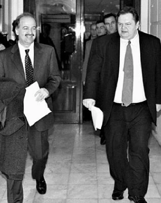 Με τον Ευάγγελο Βενιζέλο, που ήταν συμφοιτητής του, ενώ προσέρχονται σε κάποιο υπουργικό συμβούλιο