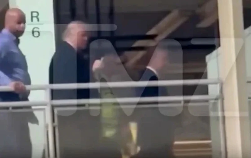 trump-middle-finger.jpg