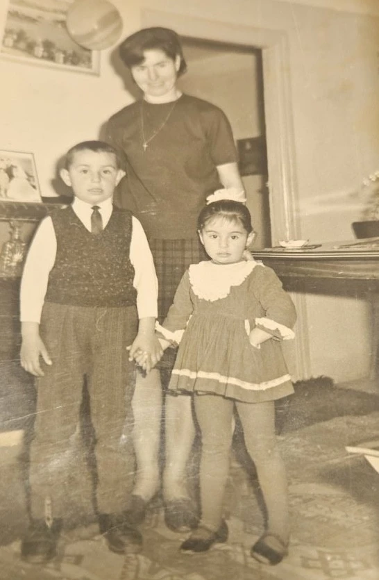 Κοριτσάκι σε ηλικία 5 ετών στο Τριπόταμο Φλώρινας. Μαζί με τη μητέρα της Αφροδίτη και τον αδελφό της Χαράλαμπο