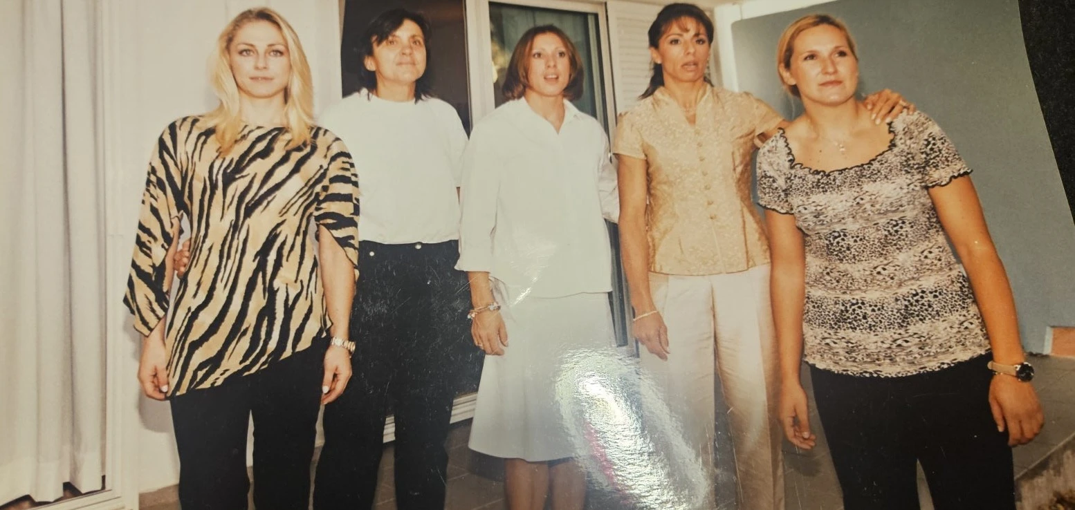 Με τις Ολυμπιονίκες&nbsp;Κατερίνα Θάνου, Τασούλα Κελεσίδου και Μιρέλα Μανιάνι στον Άγιο Κοσμά το 2003