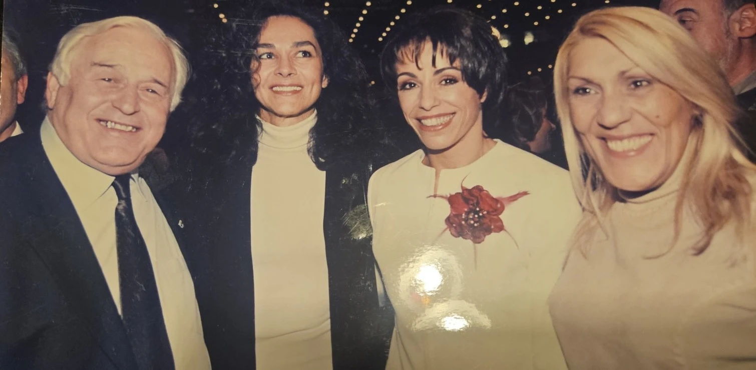 Σε τιμητική εκδήλωση&nbsp;της Ολυμπιακής&nbsp;Επιτροπής, όταν κρέμασε τα παπούτσια της το 2004. Μαζί με τη Σοφία Σακοράφα και την Αννα Βερούλη