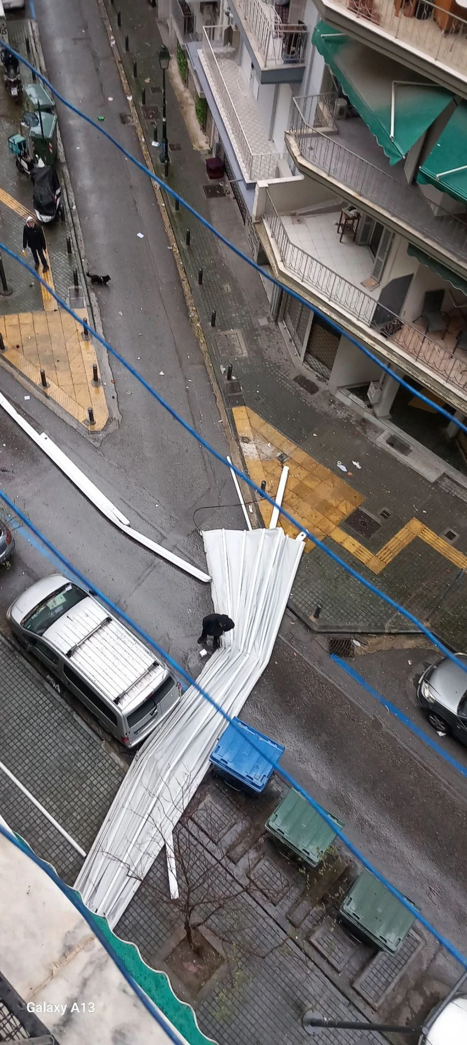 kataigida-ptosi-antikeimenou-tenta-pergola-desperai-thessaloniki-ianouarios-2026.jpg