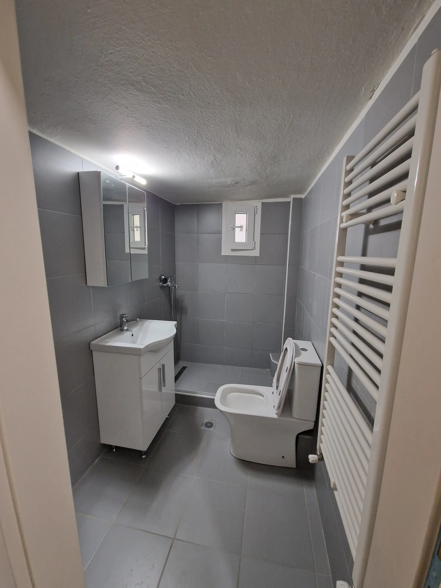 Τα σπίτια που διατίθενται σε ωφελούμενους είναι μερικώς επιπλωμένα και είναι πρόσφατα ανακαινισμένα