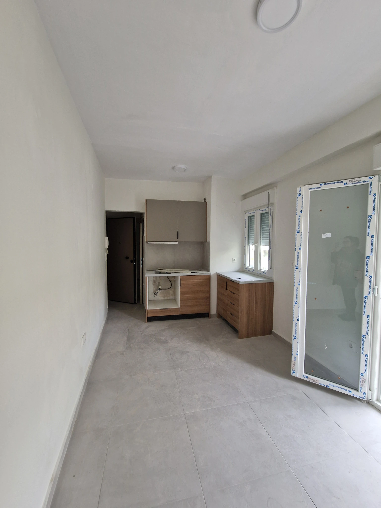 Τα σπίτια που διατίθενται σε ωφελούμενους είναι μερικώς επιπλωμένα και είναι πρόσφατα ανακαινισμένα