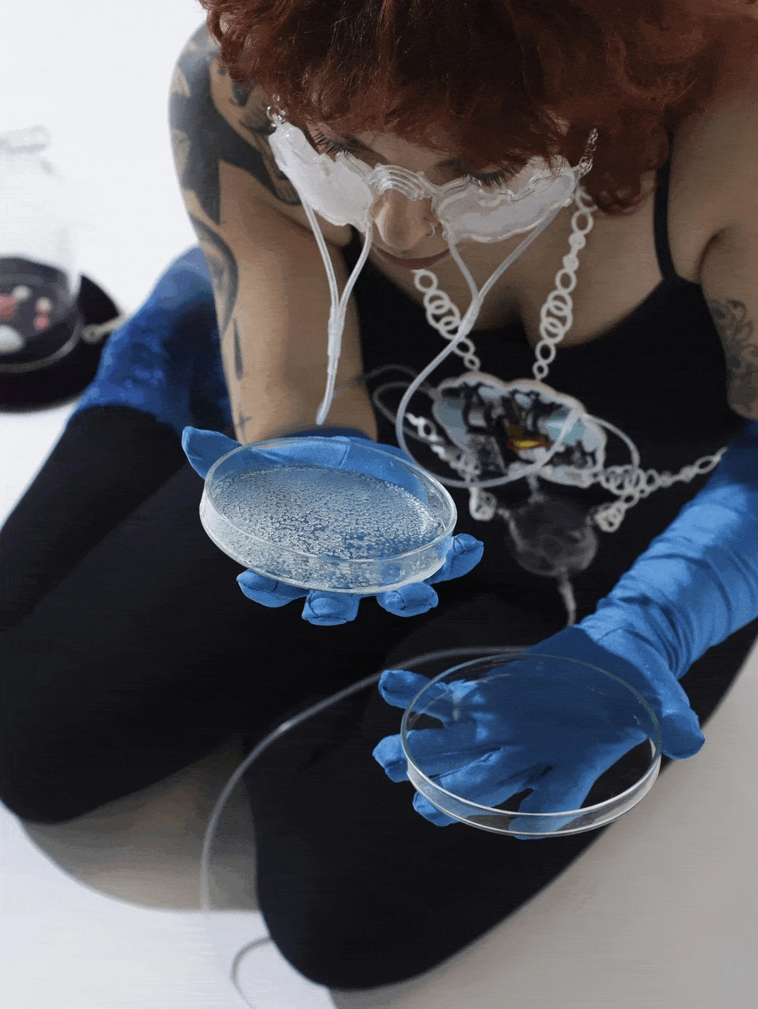 Μαρίσα Σατσιά,&nbsp;Open Source Body - [Meta]fluidic gems and apparatus series, 2023, βίντεο-εγκατάσταση. Σε συνεργασία με την καλλιτέχνιδα: Aisen Caro Chacin. Υλοποιήθηκε στο πλαίσιο του προγράμματος φιλοξενίας της EMAP, με την υποστήριξη του Προγράμματος Πολιτισμού «Δημιουργική Ευρώπη» της Ευρωπαϊκής Ένωσης, του Υπουργείου Πολιτισμού της Δημοκρατίας της Σλοβενίας και του Δήμου Λιουμπλιάνας.&nbsp;