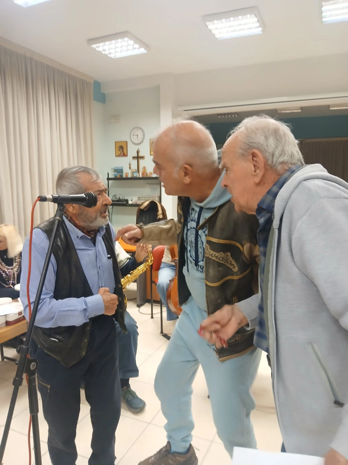 Ο καφετζής και οι πελάτες