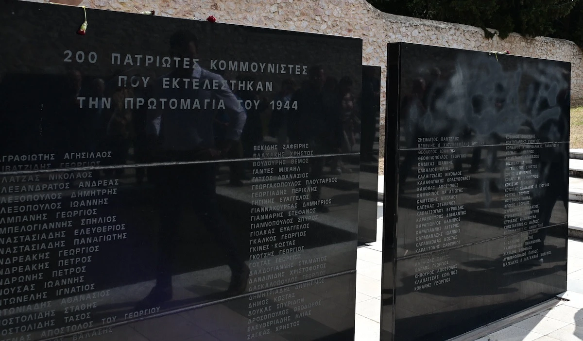 Μνημείο στο Σκοπευτήριο καισαρικής. Το όνομα του Αποστόλη Καλόφα εμφανίζεται στη στήλη στα δεξιά