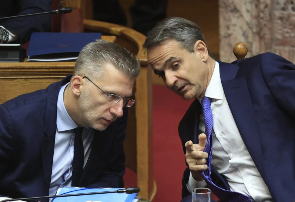 Στη Βουλή συνομιλώντας με τον Κυριάκο Μητσοτάκη