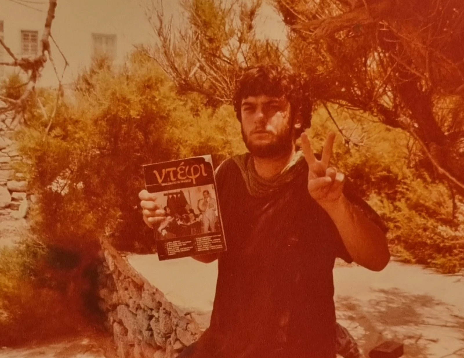 Ως... φρικιό καλοκαίρι στη Μύκονο με το περιοδικό στο χέρι: «όταν κοιμόμασταν στην πλατεία του νησιού στρωματσάδα»