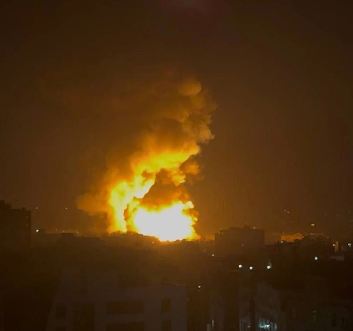 Στιγμιότυπο σήμερα το βράδυ από την Τεχεράνη - Πηγή: https://x.com/TehranTimes79/status/2028578921554248185/photo/1