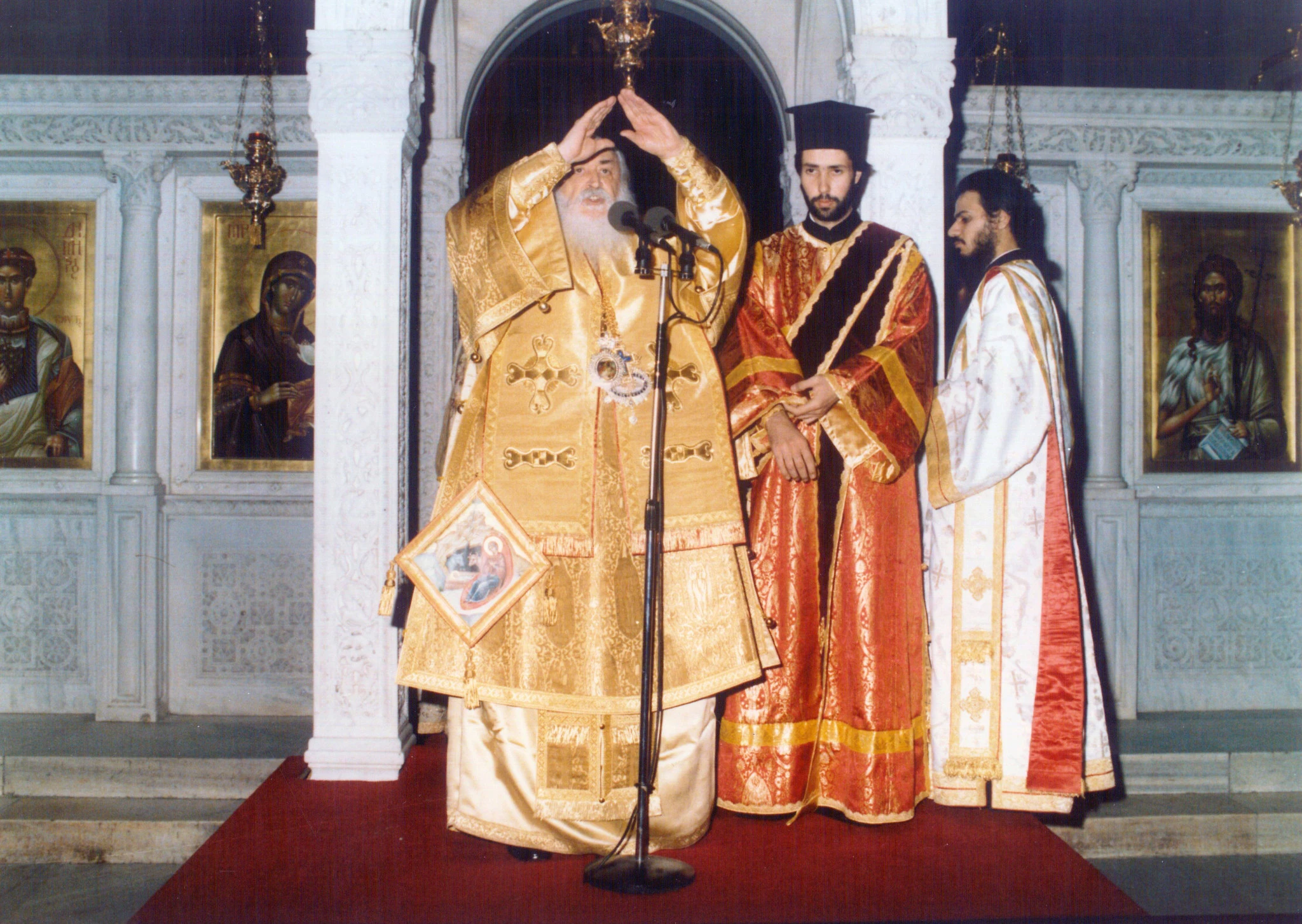 1990: Χειροτονία σε προεσβύτερο στον Ιερό Ναό Παναγίας Δεξιάς Θεσσαλονίκης