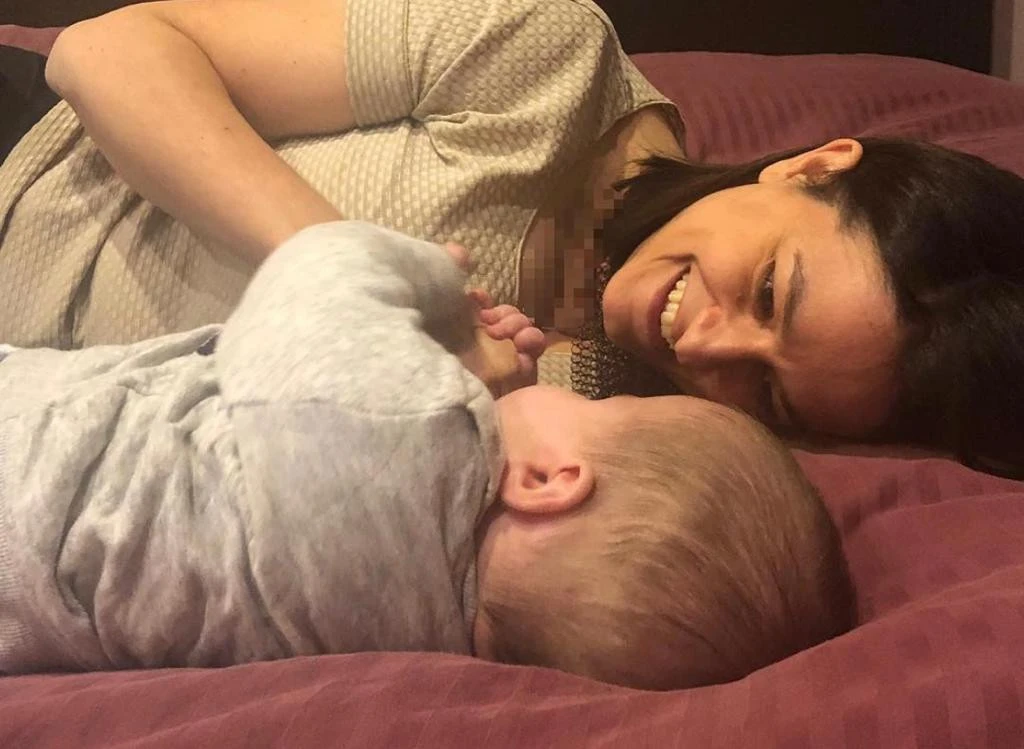 Παίζοντας με το γιο της στο κρεβάτι