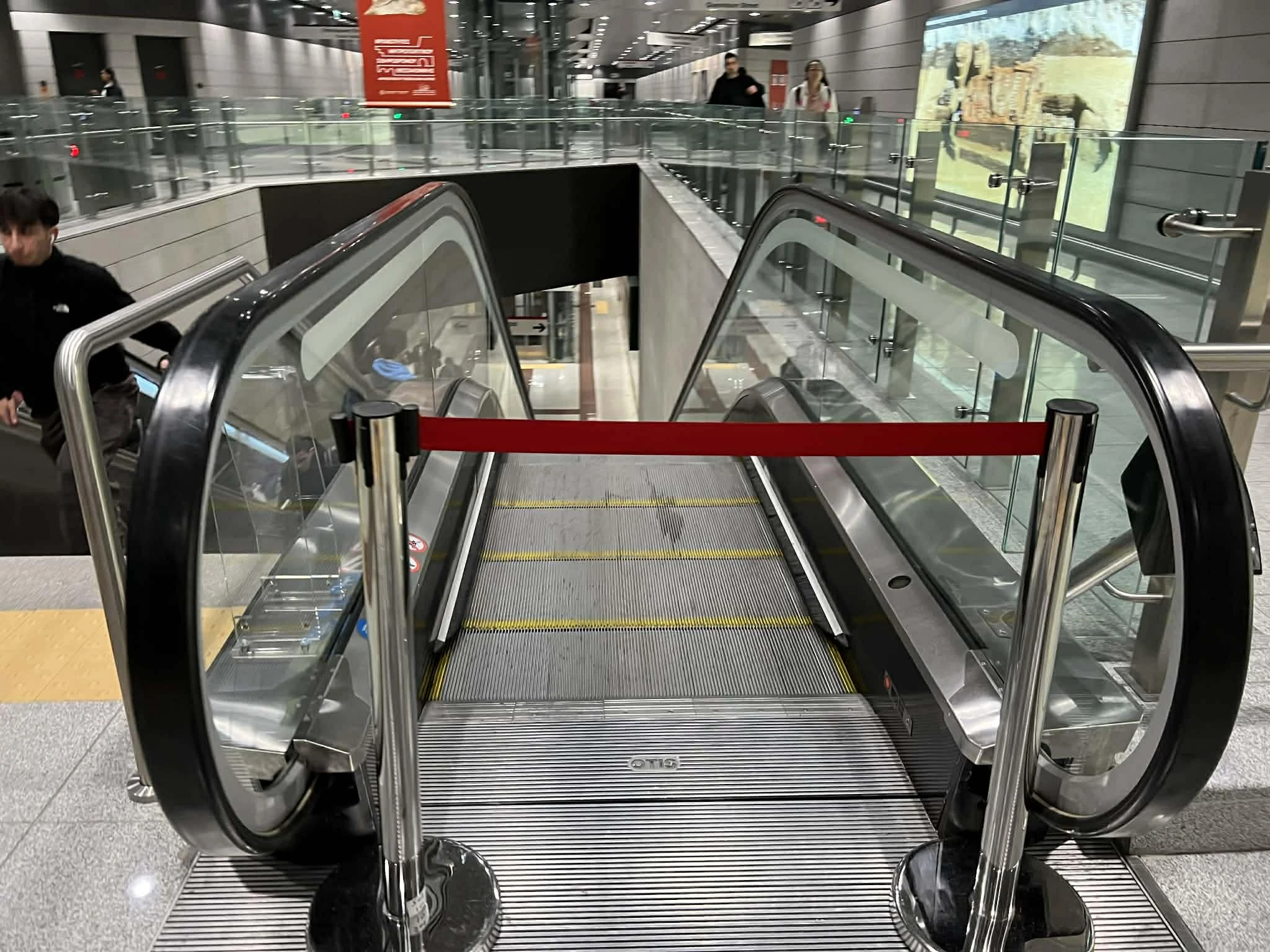 Κυλιόμενες σκάλες εκτός λειτουργίας στον Νέο Σιδηροδρομικό Σταθμό&nbsp;