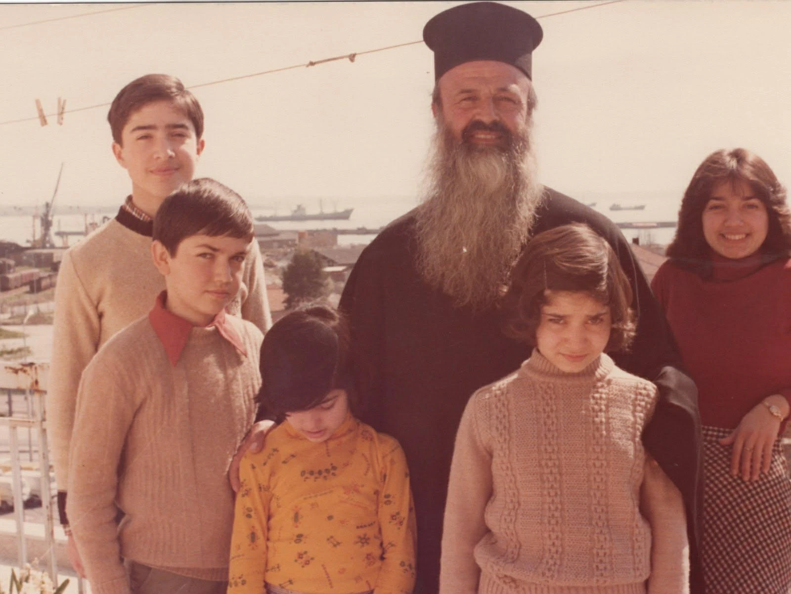Σε ηλικία 12 ετών με ένα μέρος της οικογένειάς του. Διακρίνεται πρώτος από αριστερά, όρθιος στην πίσω σειρά