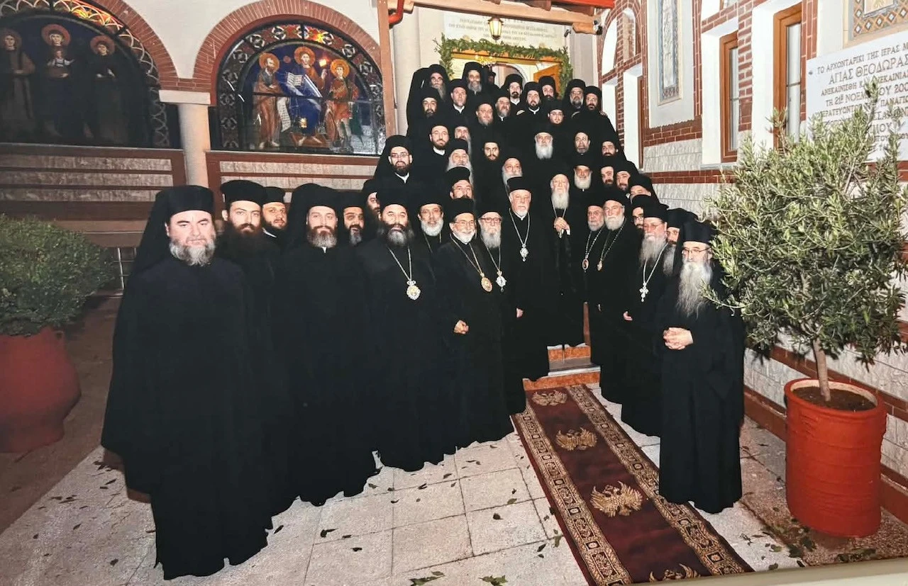 Από επίσκεψη που έκανε το 2013 στη Μονή της Αγίας Θεοδώρας ο Οικουμενικός Πατριάρχης Βαρθολομαίος (στη μέση). Ο πατέρας Βαρνάβας διακρίνεται στην τέταρτη σειρά από επάνω, πρώτος από δεξιά (κολλημένος στον τοίχο)