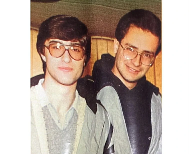 Στη φωτογραφία αριστερά, μαζί με συμφοιτητή του την περίοδο των σπουδών στη Θεσσαλονίκη