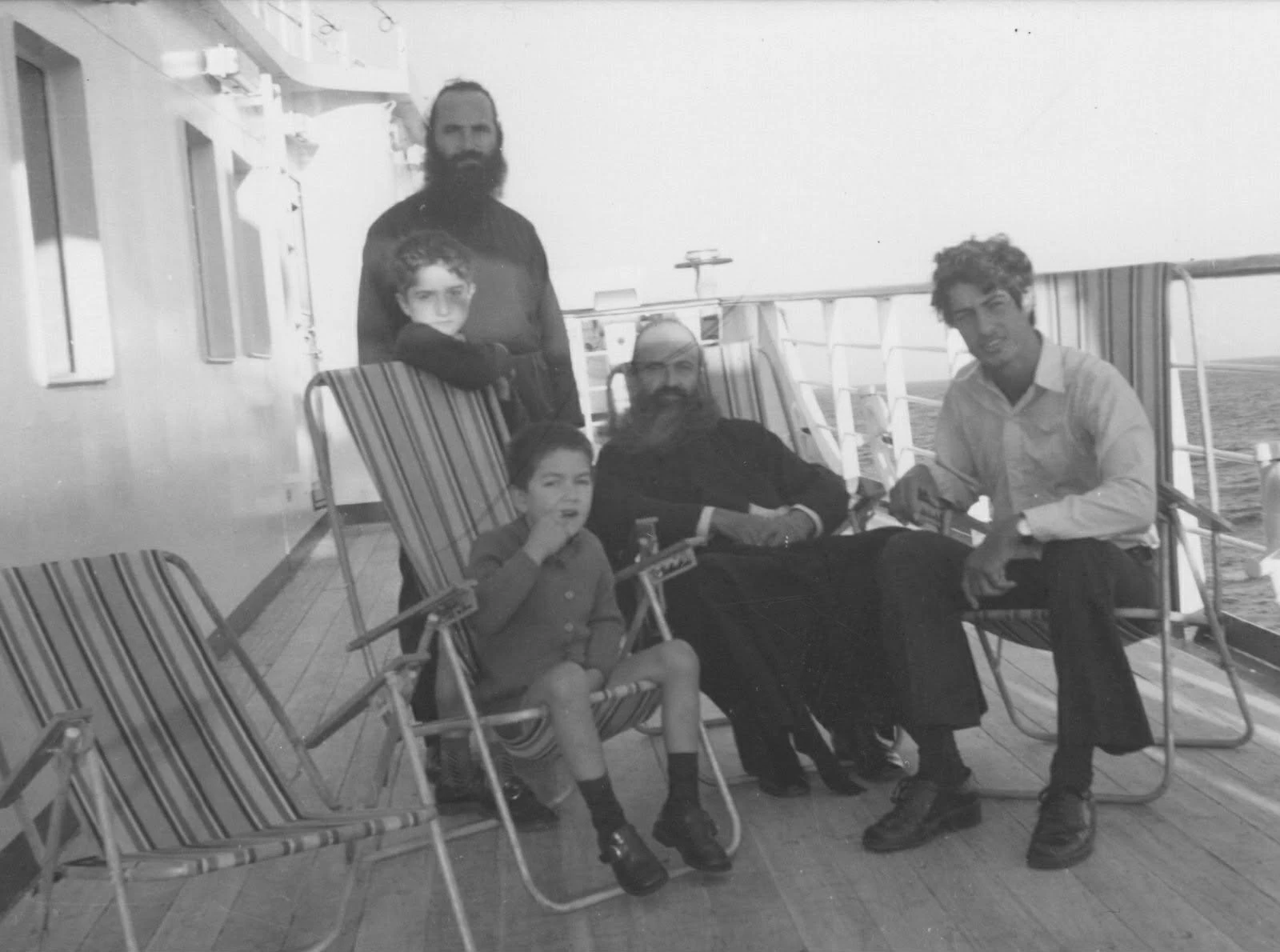 Οικογενειακώς στο πλοίο απο την Κύπρο για την Ελλάδα. Διακρίνεται όρθιος, πρώτος απο αριστερά.