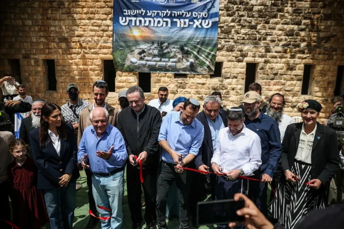 Ισραηλινοί υπουργοί εκγαινιάζουν ισραηλινό οικισμό στο Σα Νουρ της παλαιστινιακής Δυτικής Όχθης - Πηγή: https://www.aljazeera.com/wp-content/uploads/2026/04/reuters_69e50d41-1776618817.jpg?resize=770%2C513&quality=80