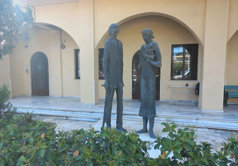 Το γλυπτό, που είναι δημιούργημα και δωρεά το 1986 του γλύπτη Κώστα Βαλσάμη, βρίσκεται στην είσοδο της δομής ηλικιωμένων «Σπιτικό της Αγάπης» στο Μοσχάτο