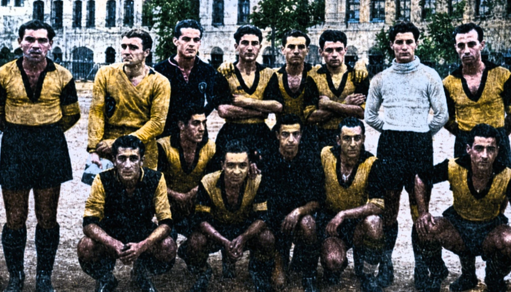 Το Πέρα Κλαμπ που συνέχισε το 1923 ως Αθλητικός Σύλλογος Μπέγιογλου. Στη φωτογραφία το 1934, στο στάδιο Ταξίμ.