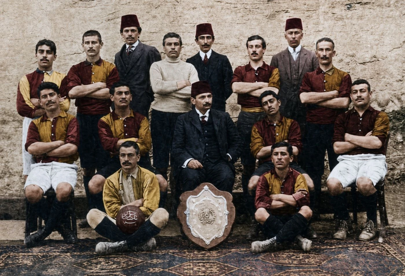 Η ομάδα της Γαλατάσαραϊ 1907-08 μπροστά από την πλακέτα του πρωταθλήματος.