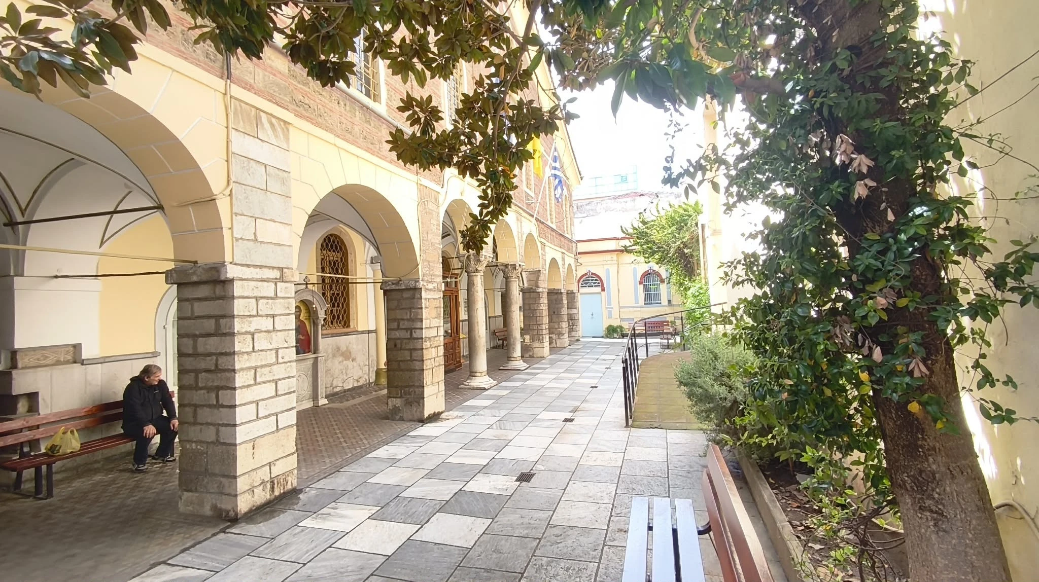 Η εσωτερική αυλή του ναού