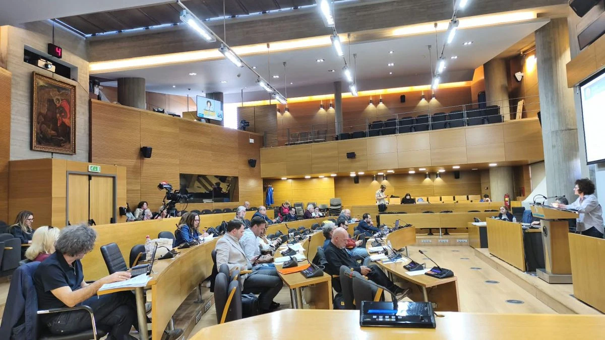 Ο Π. Νικηφορίδης πρώτος από δεξιά στα έδρανα της αίθουσας του Δημοτικού Συμβουλίου