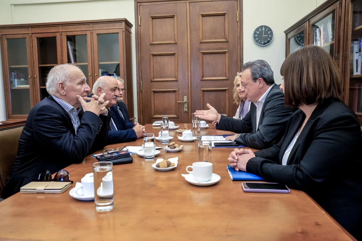 Στιγμιότυπο από τη συνάντηση του Σ. Φάμελλου με τον πρόεδρο του ΕΔΕΚ