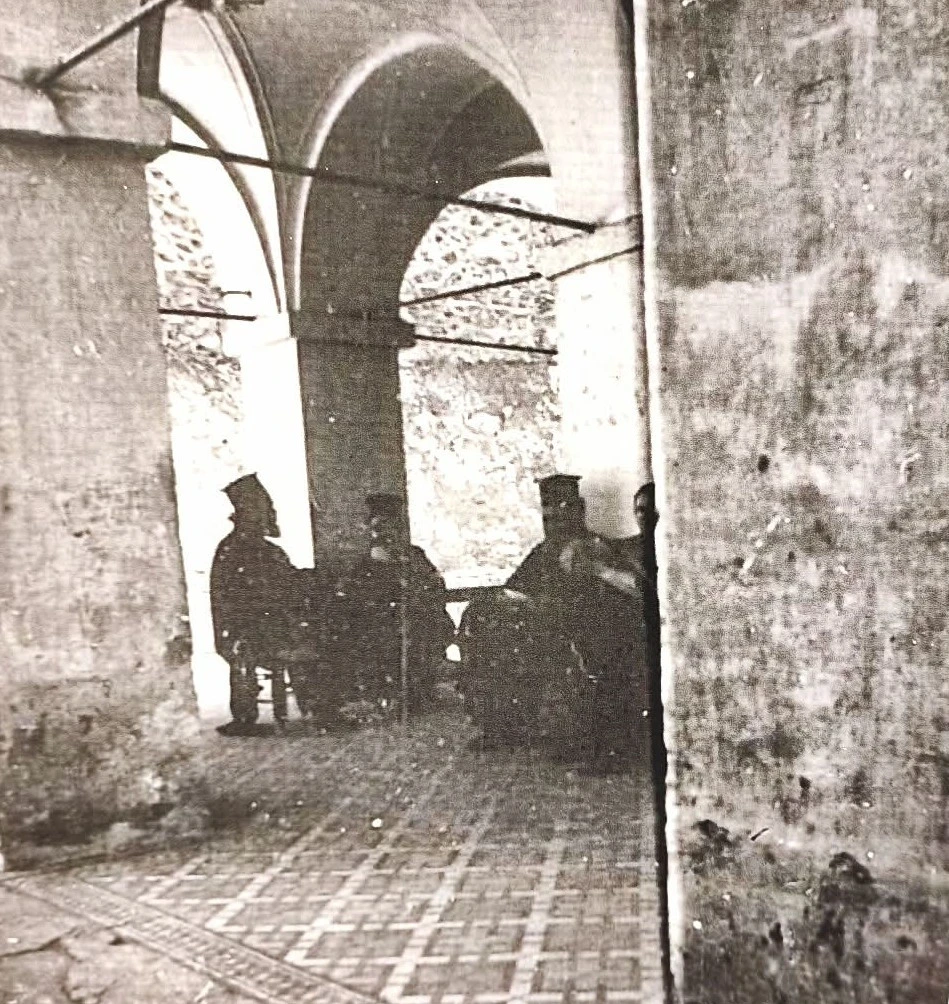 Ιερείς στον περίβολο στα μέσα του 20ου αιώνα -&nbsp;Πηγή: Διαδικτυακή Ομάδα «Παλιές Φωτογραφίες Θεσσαλονίκης»