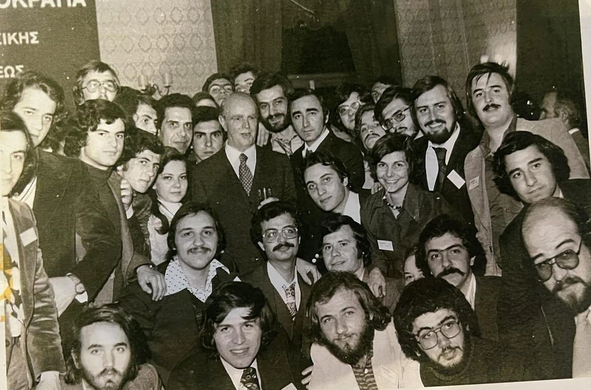 Με τον Κωνσταντίνο Καραμανλή και μια ομάδα ΟΝΝΕΔιτών σε αναμνηστική φωτογραφία κατά το 1ο συνέδριο της ΝΔ στη Χαλκιδική. Ο Κοσκινάς διακρίνεται δίπλα στον Κ. Καραμανλή