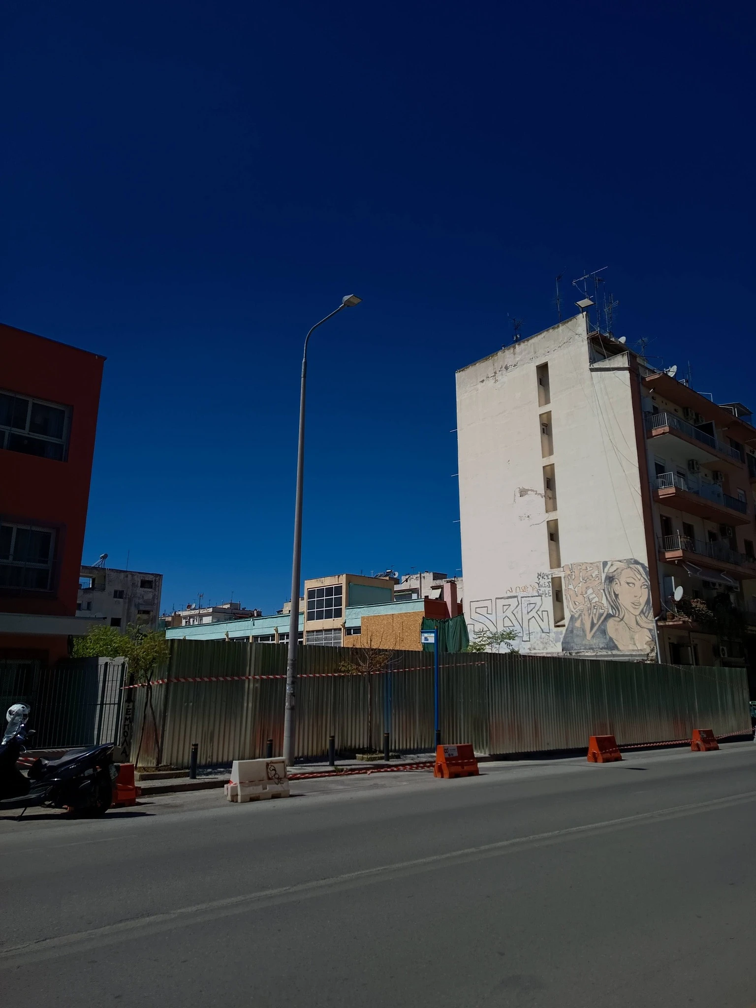 Η κατεδαφισμένη πτέρυγα στο σχολικό συγκρότημα της συμβολής Δελφών και Ψυχάρη