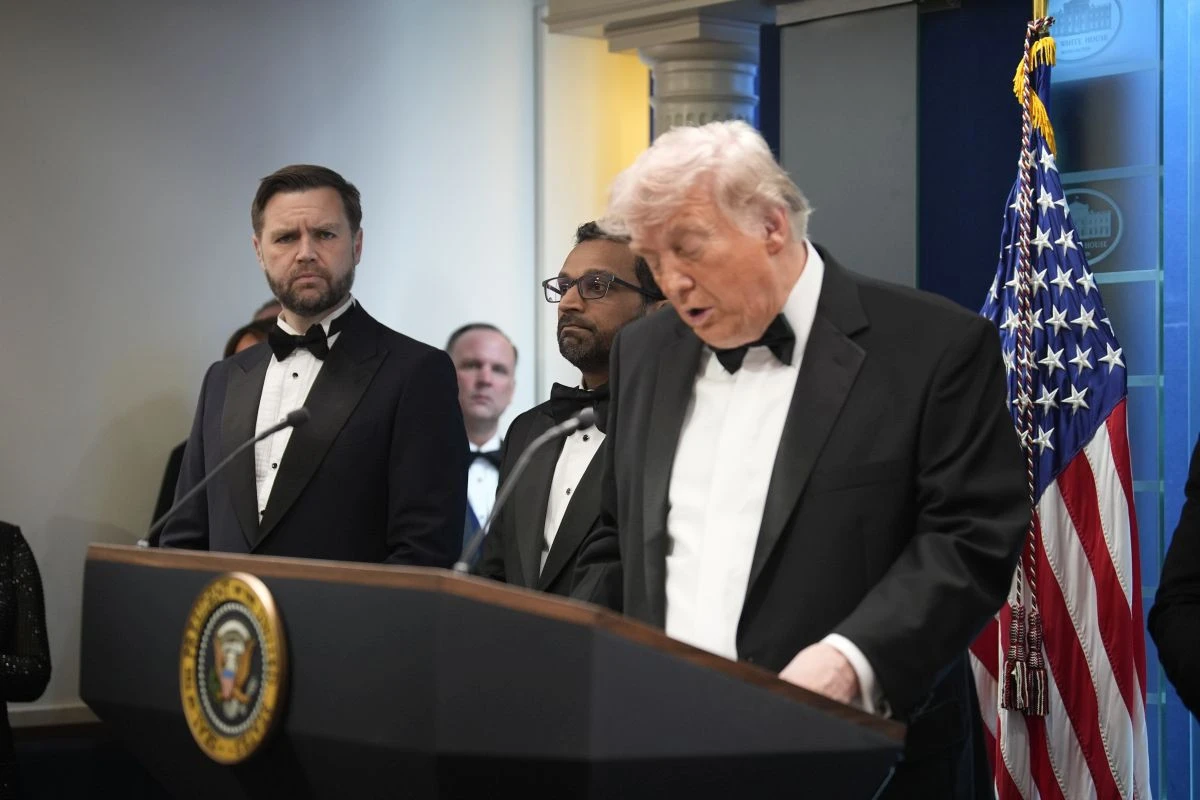 trump-deipno-antapokriton-aprilios-2026-0381.jpg?v=0