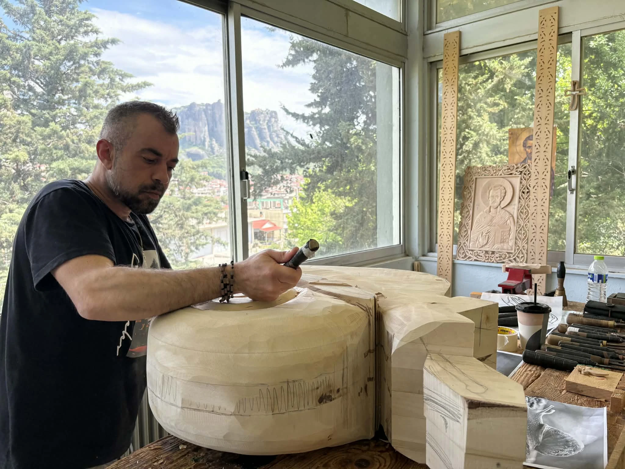 Σπουδαστής της Σχολής Ξυλογλυπτικής της Καλαμπάκας από τη Θεσσαλονίκη