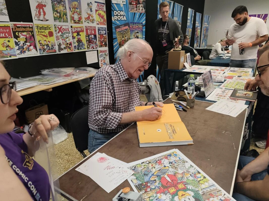 Ο Don Rosa υπογράφει ένα από τα βιβλία του