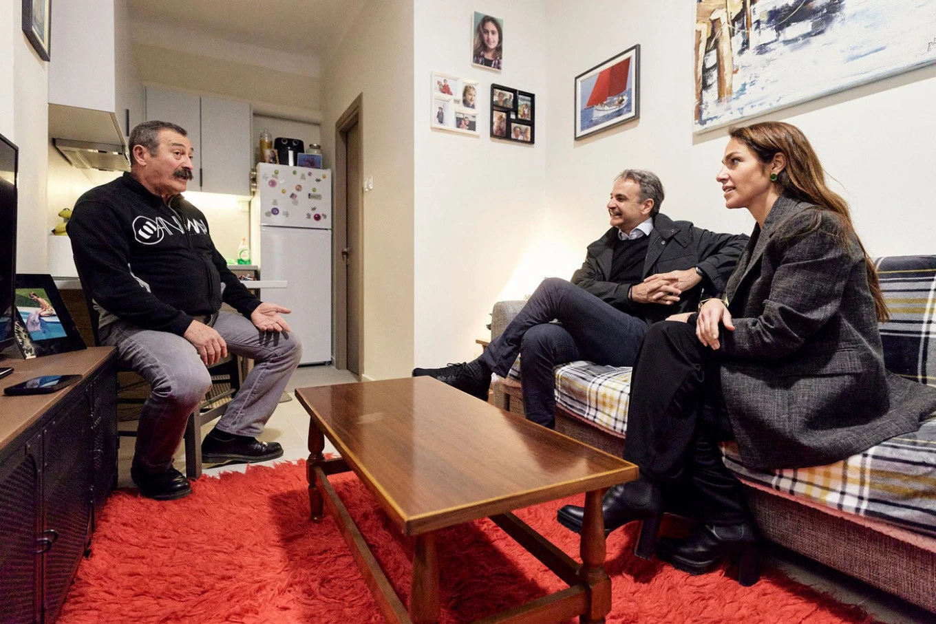 Μαζί με τον Κυριάκο Μητσοτάκη στο σπίτι του 63χρονου Θεόφιλου, ο οποίος επανεντάχθηκε στην αγορά εργασίας και εξασφάλισε κοινωνική κατοικία