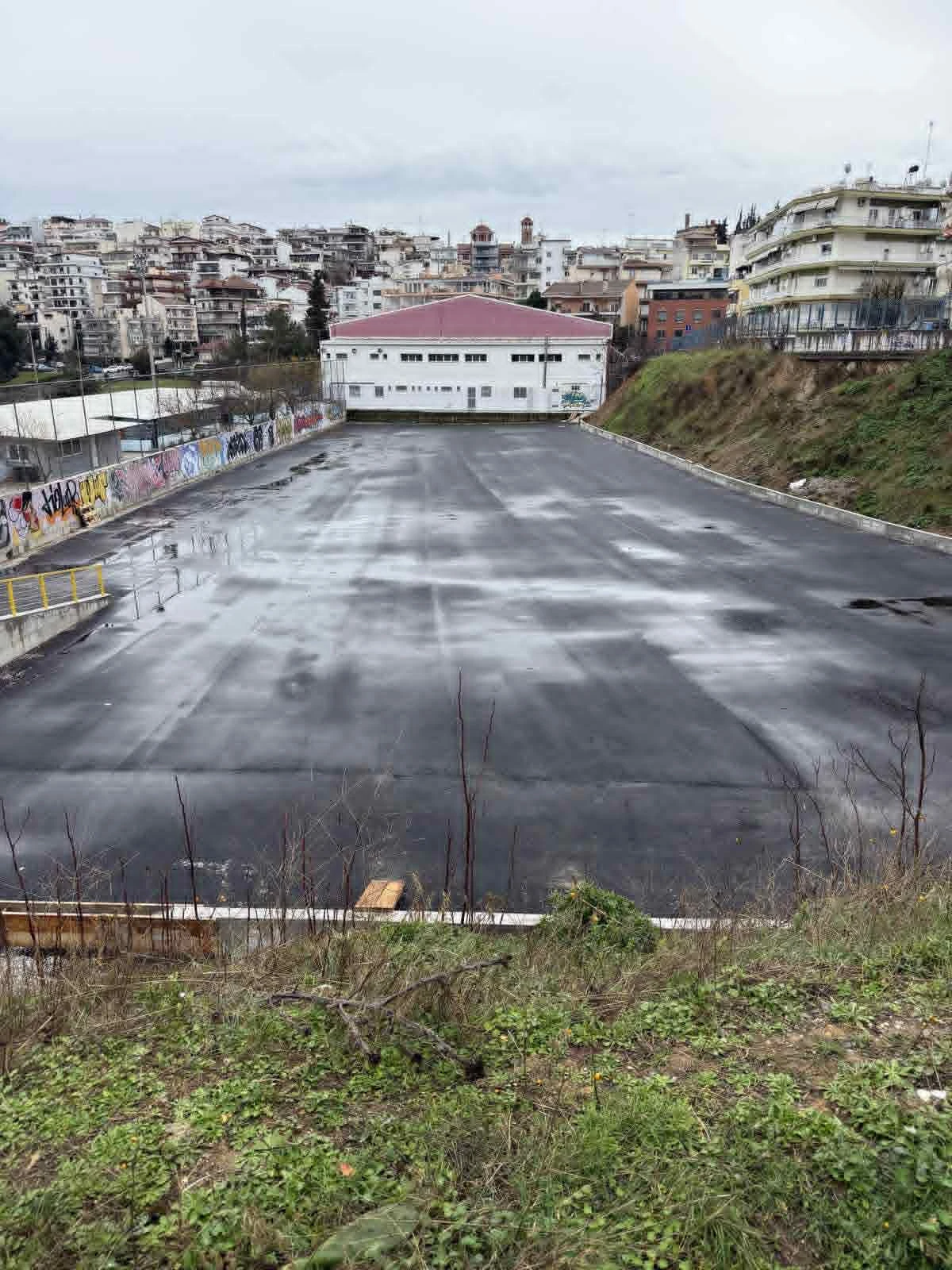 Το πάρκινγκ πίσω από το κολυμβητήριο πριν την ολοκλήρωσή του&nbsp;