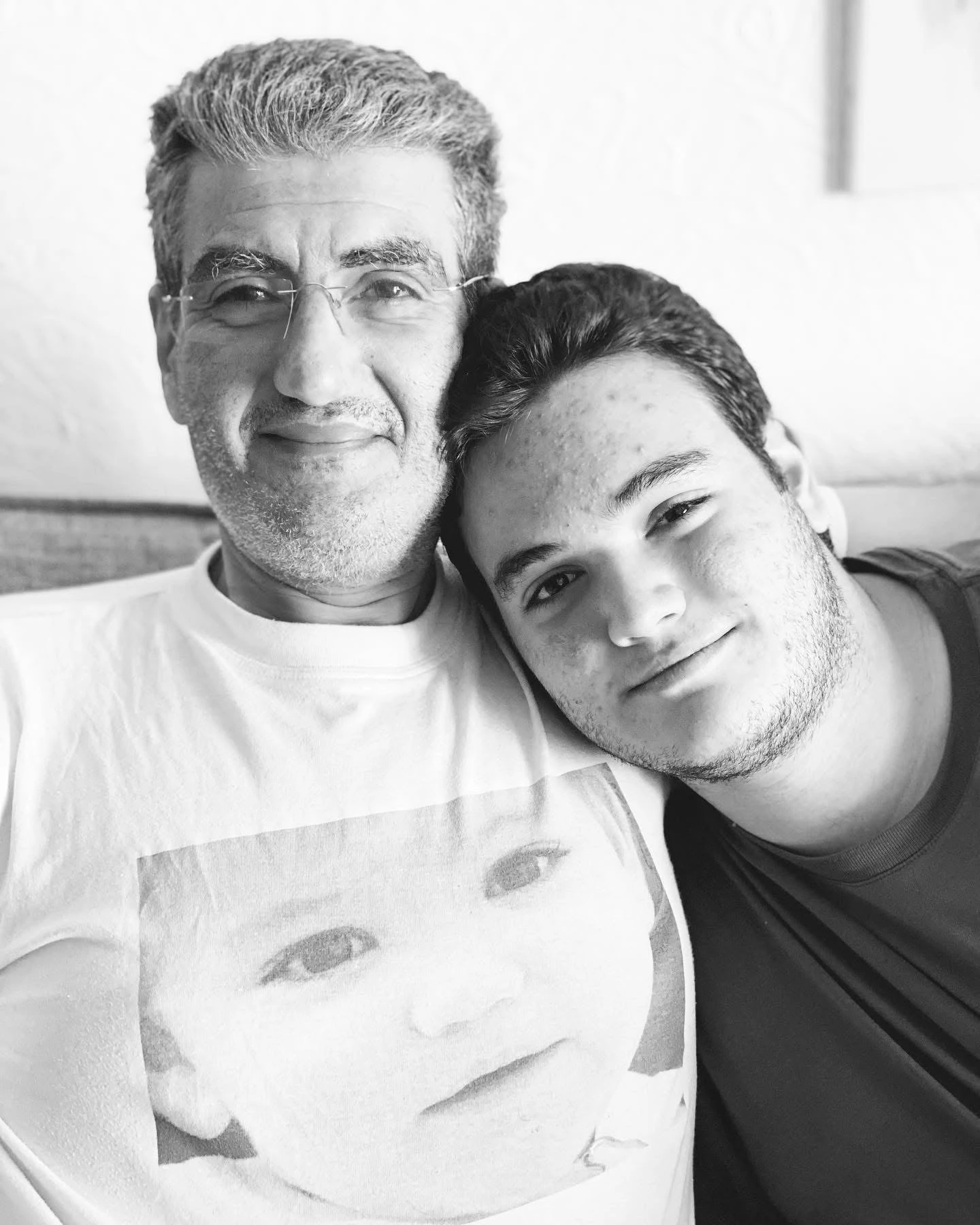 Με τον γιο του Πάρη, φορώντας t-shirt με τη φωτογραφία του
