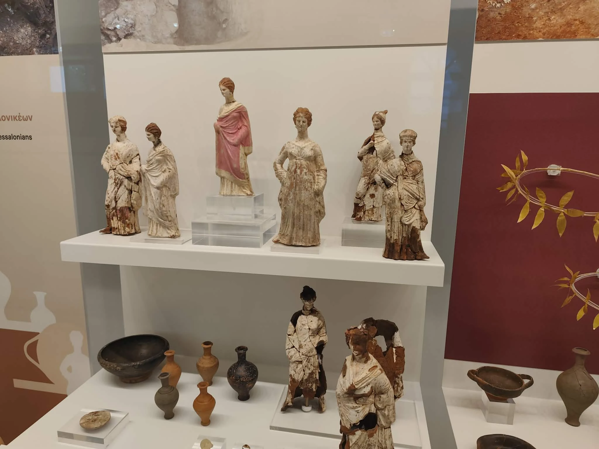 Πήλινα ειδώλια από τις νεκροπόλεις εκτός των τειχών.