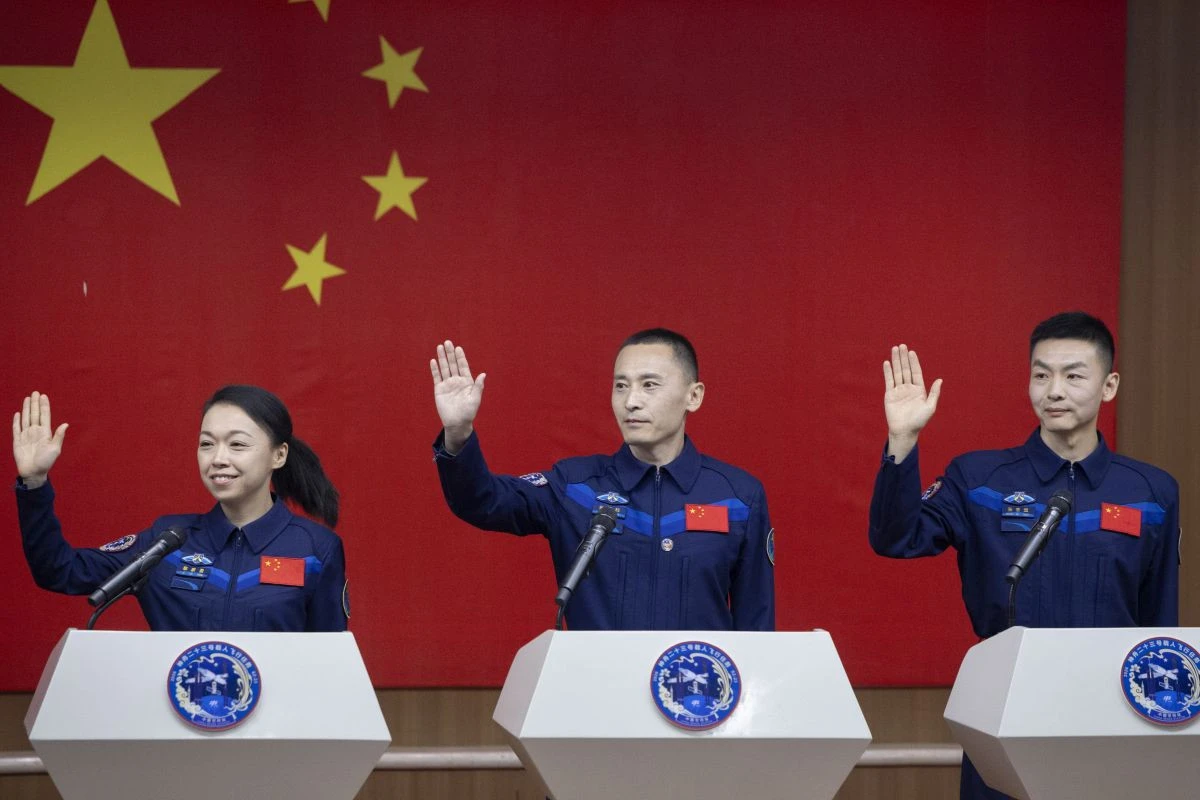 shenzhou-23-diastima-selini-ektoxeusi-kina-china-maios-20260401.jpg?v=0