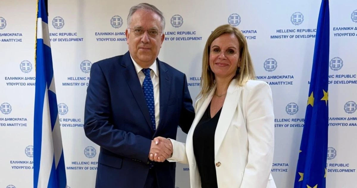 Δεξιά η κα Παπατζίκου