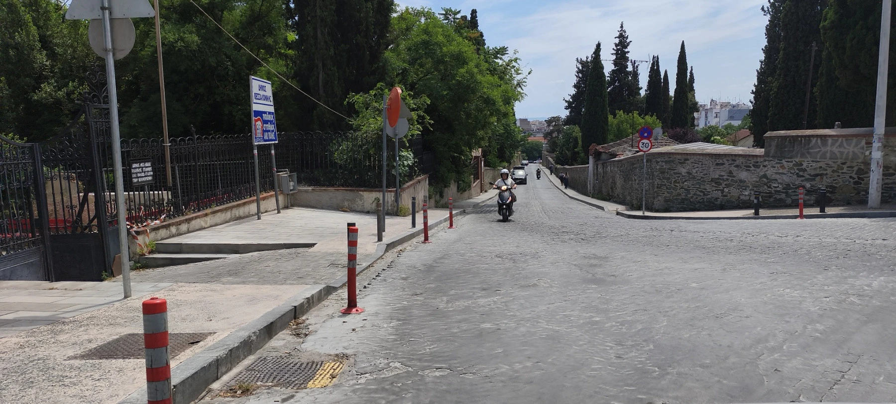 Η είσοδος του Νοσοκομείου πριν την ασφαλτόστρωση