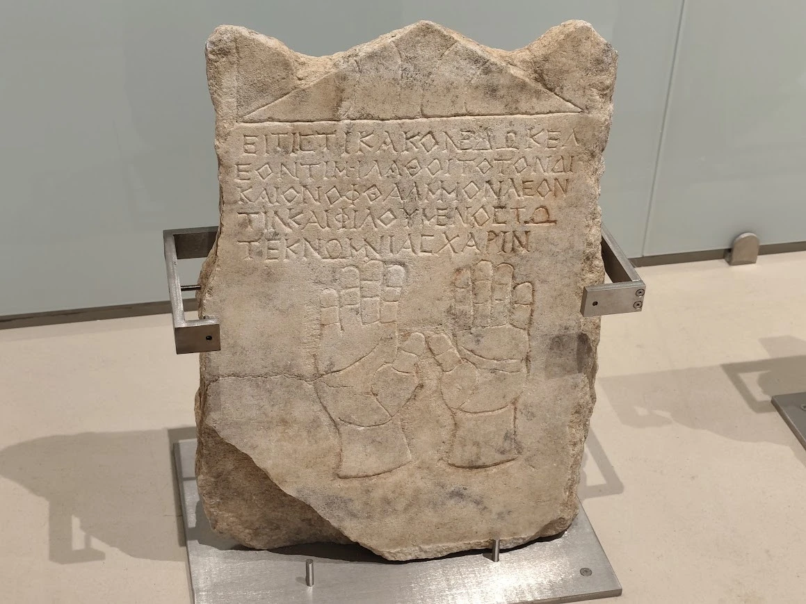 Μαρμάρινη επιτύμβια σ΄τληλ 2οσ-3οσ αι. π.Χ