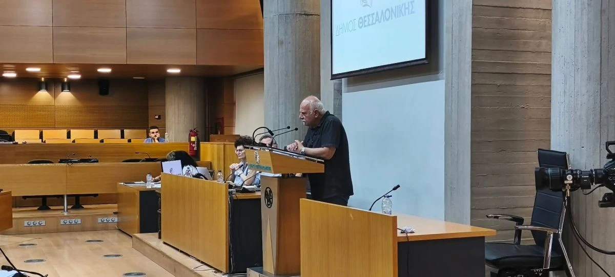 Στο βήμα ο Λ. Ζαχαριάδης