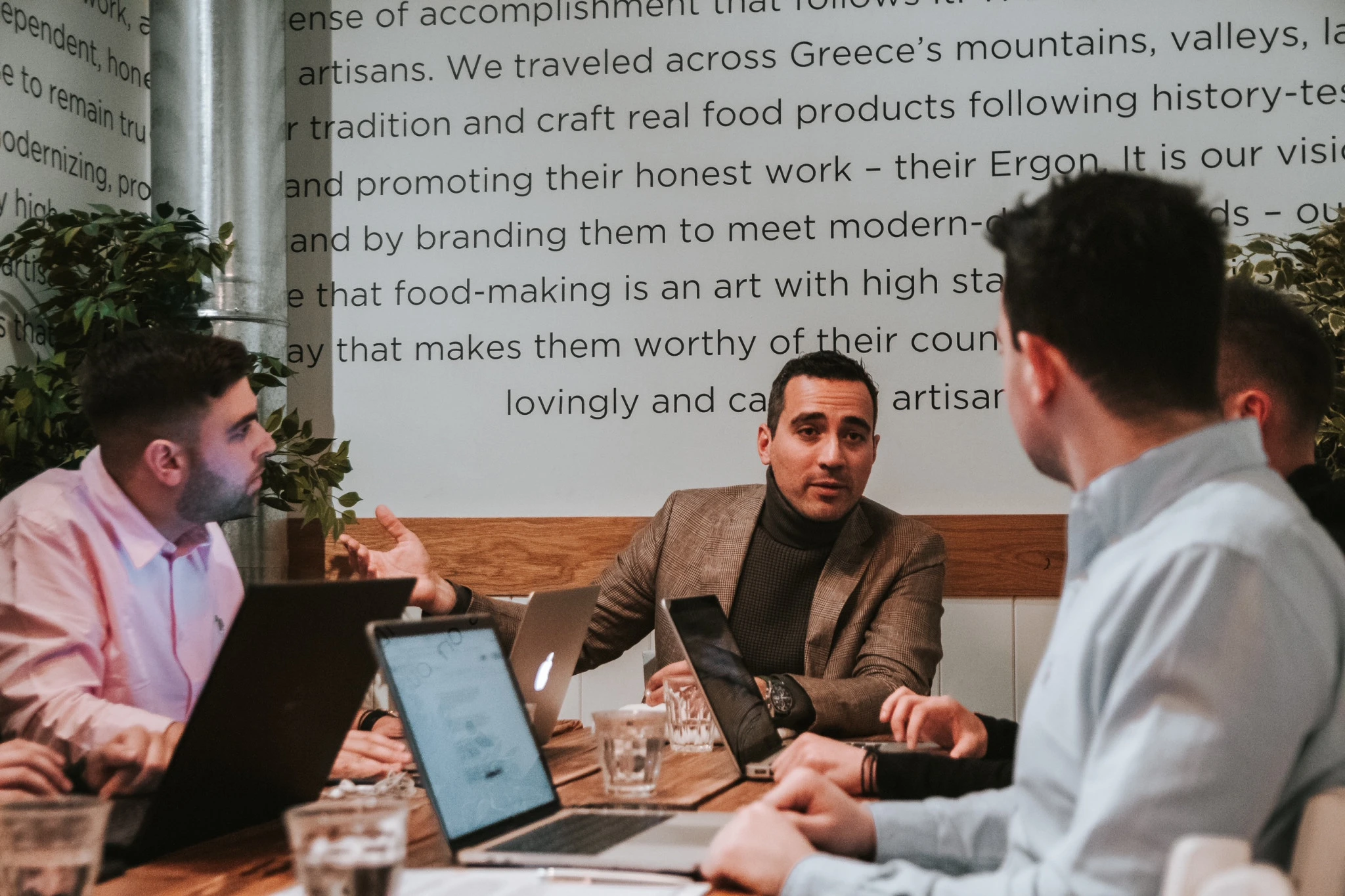 Μαζί με συνεργάτες του, κατά τη διάρκεια podcast στο Λονδίνο, ενώ μιλά για τα θέματα της Θεσσαλονίκης&nbsp;