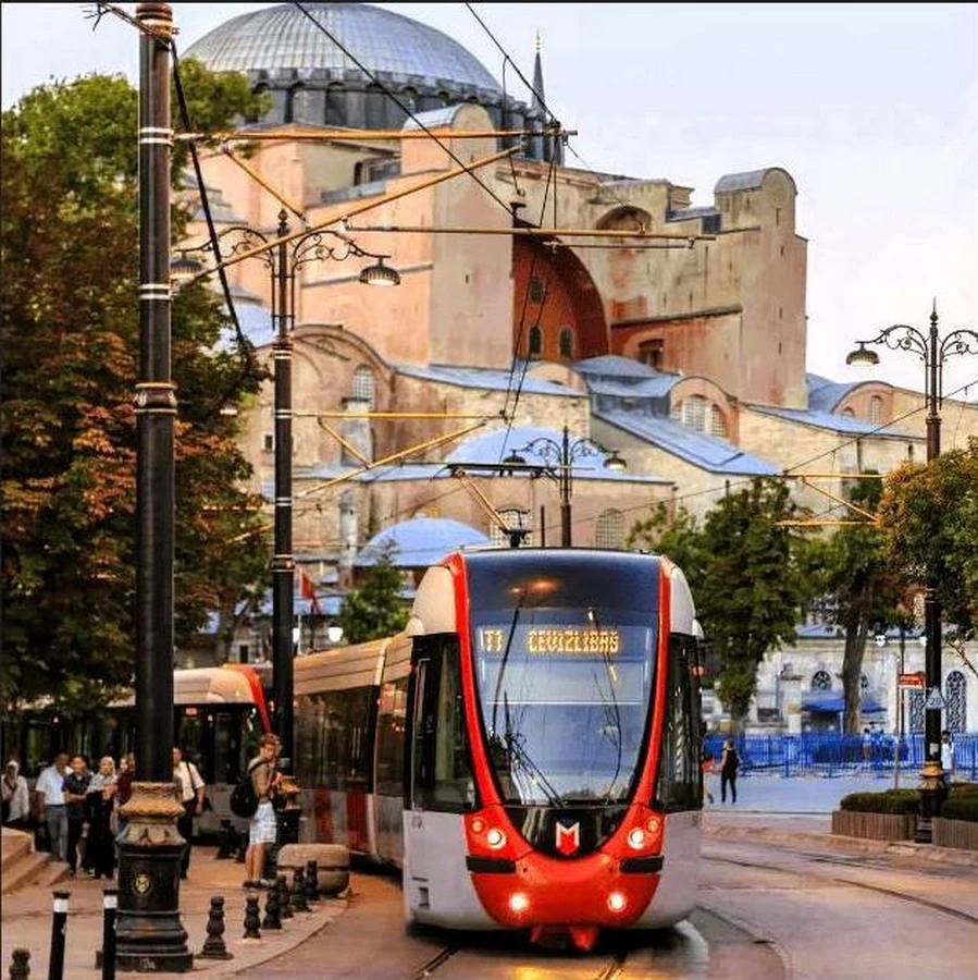 Το τραμ Τ1 σε πηγαίνει στην Αγιά Σοφιά.