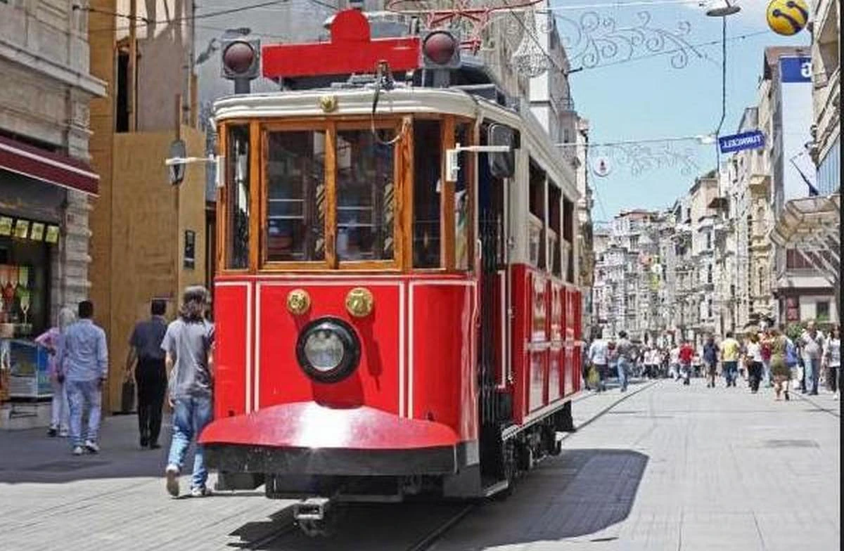 Το κλασικό κόκκινο βαγόνι της Ιστικλαλ, τοπόσημο της Πόλης.