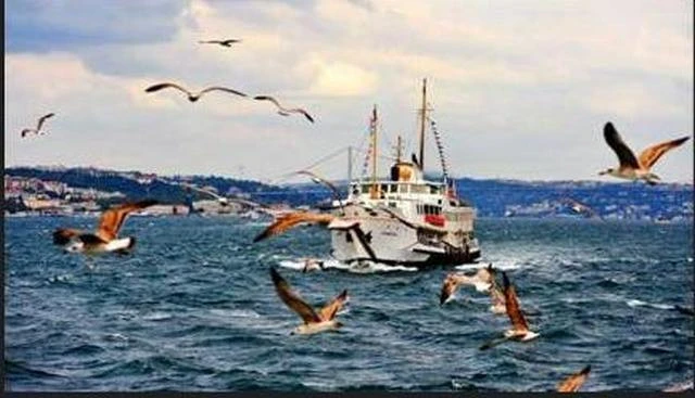 Ανεβαίνοντας τον Βόσπορο με το βαπόρι της γραμμής.